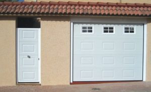 puerta garaje peatonal a juego 300x183 - Puertas seccionales con cuarterones