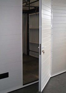 puerta garaje peatonal integrada 3 213x300 - Puertas seccionales con cuarterones